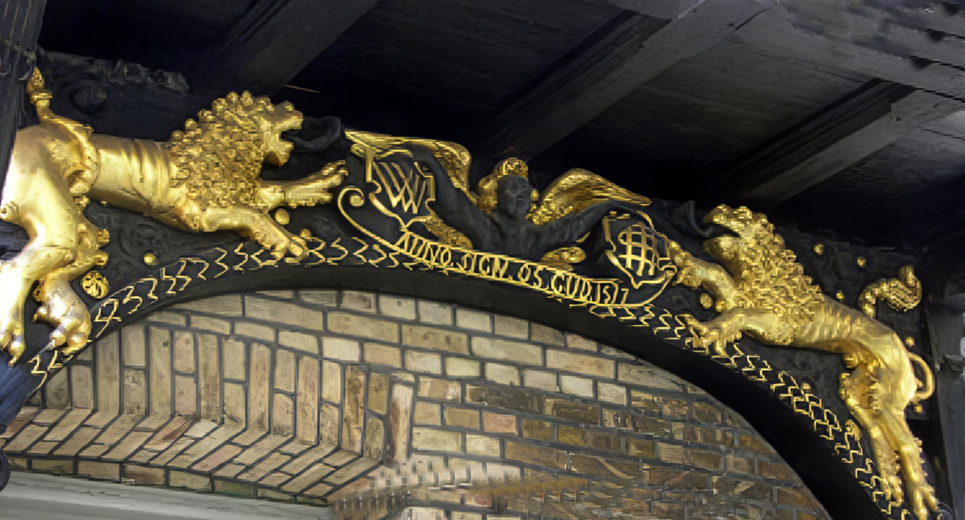 Ingången till Niels Jacobsens hus i Randers med ornament i guldfärg