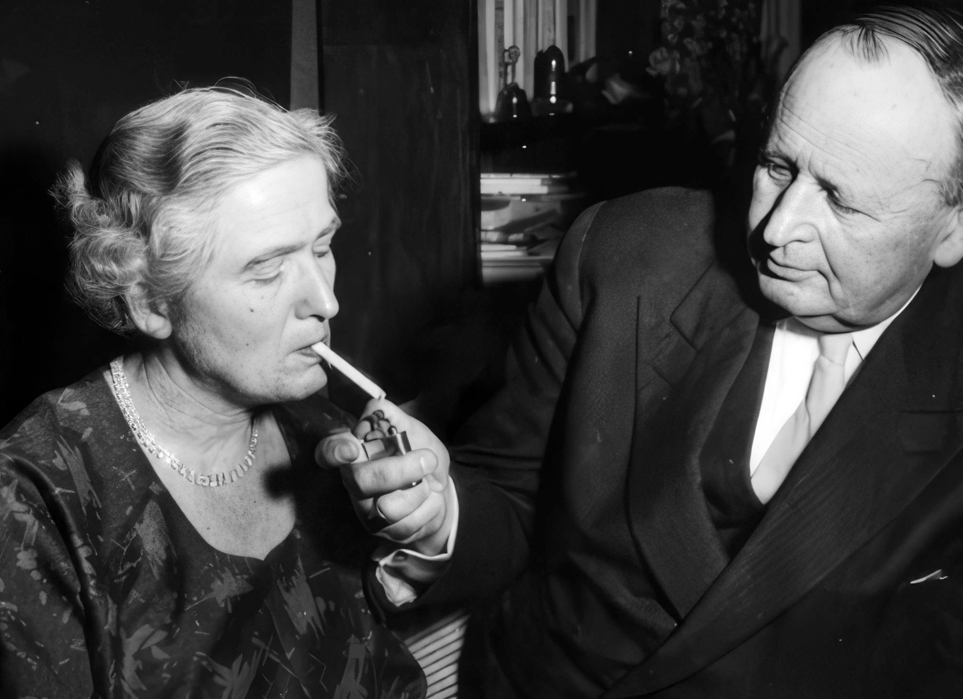 Gunnar tänder en cigarett åt sin hustru Clara (källa: Steen Vedel)