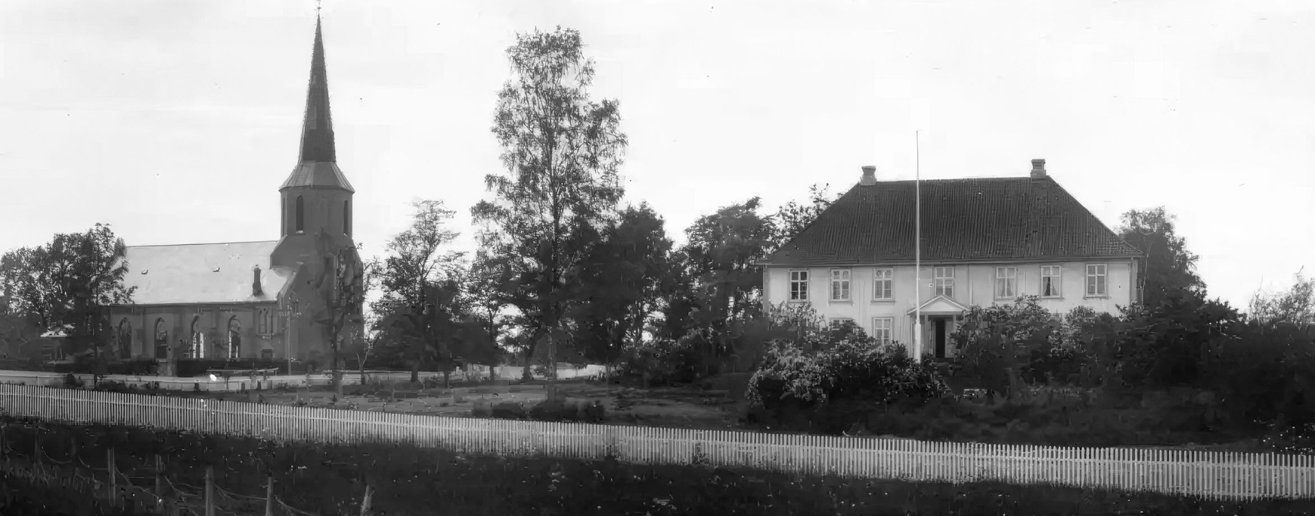 Vestby kyrka och prästgård 1920