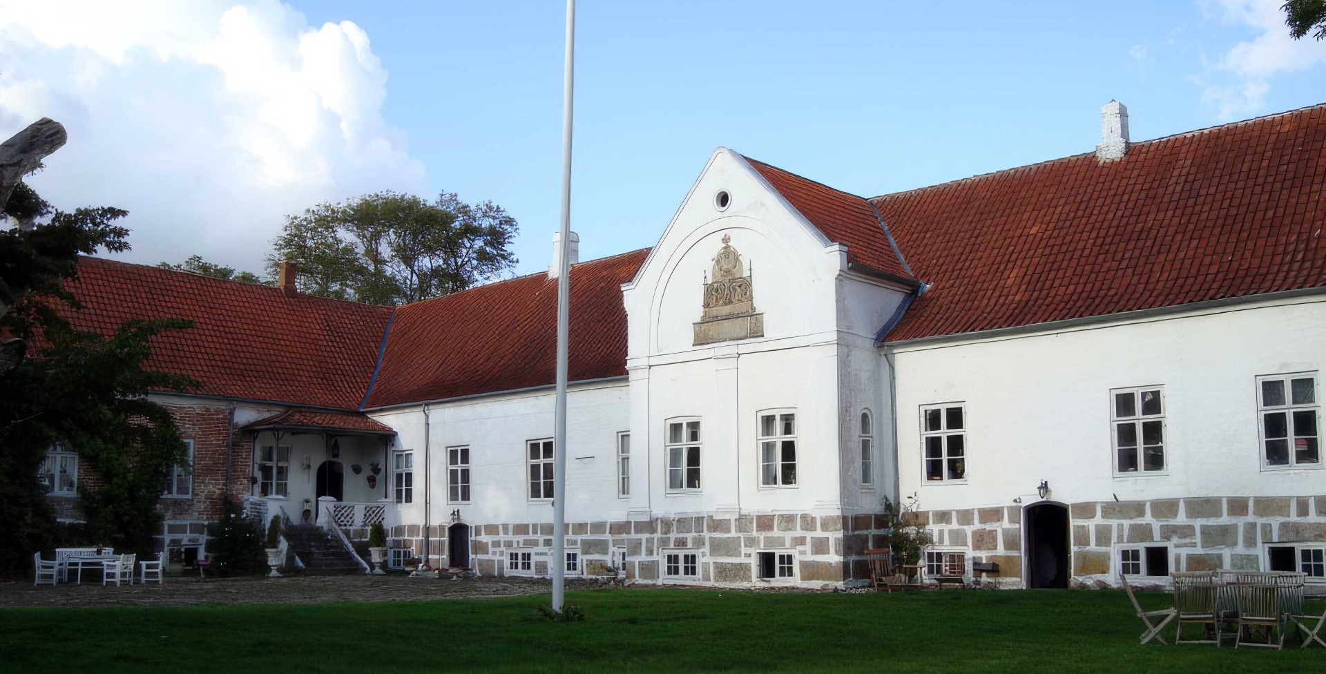 Vaar är beläget norr om Farstrup på Jylland