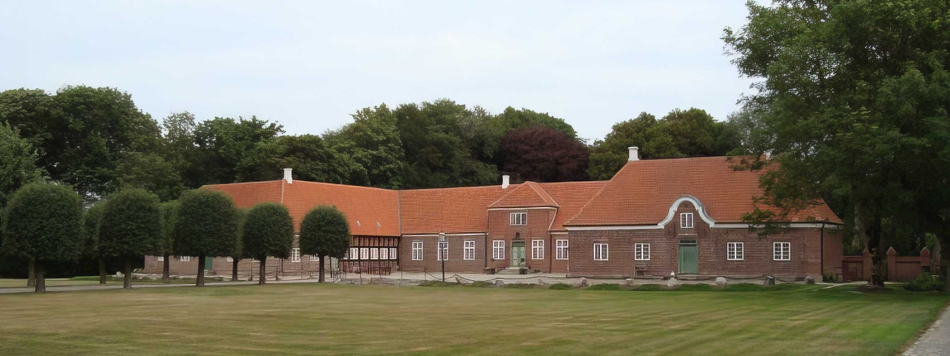 Ausumgaard är beläget norr om Holstebro på Jylland